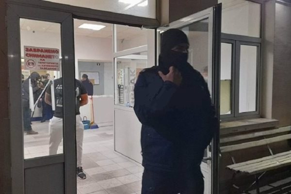 Полицията вчера влезе в Спешния център във Враца.