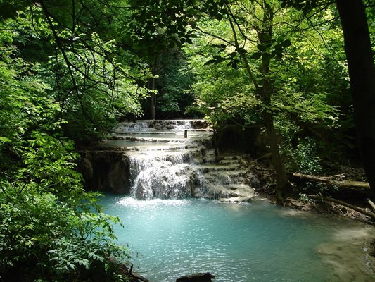 До Крушунските водопади се намира прочутата Деветашка пещера