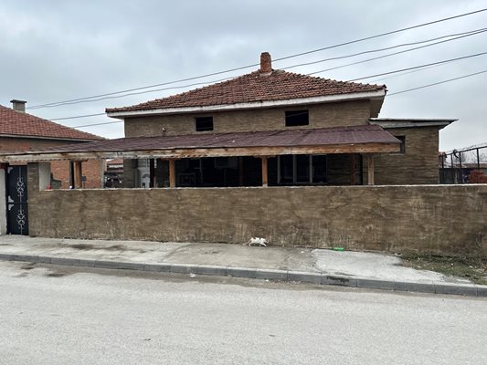 Къщата на Васил Запрянов, в която се е барикадирал и самоубил.