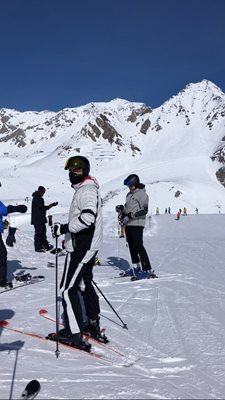 Алек Младенов обича адреналина, затова често кара ски.