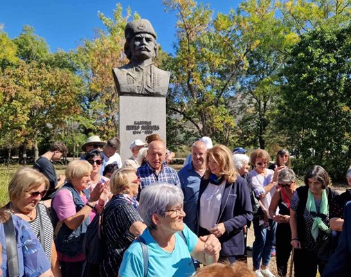 Вицепрезидентът Илияна Йотова сред тракийци пред паметника на капитан Петко войвода.
Снимка: Пресцентър на президенството