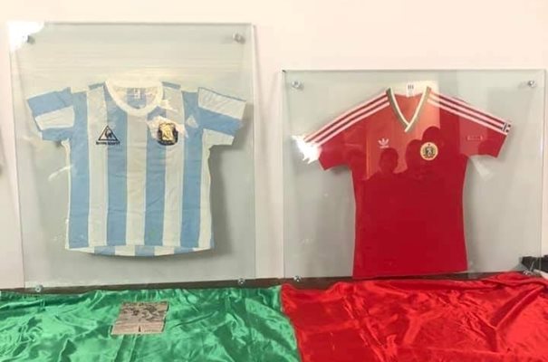 Фланелката на Аржентина, с която Диего Марадона игра в мача срещу България на Мондиал 1986 (вляво) и фланелката на Аян Садъков от 1/8-финала България - Мексико на световното.