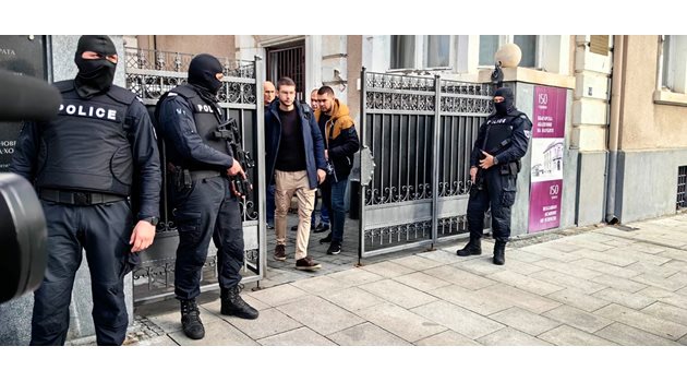 Униформени и цивилни полицаи влизаха и излизаха от сградата на ул. “Московска” в петък.