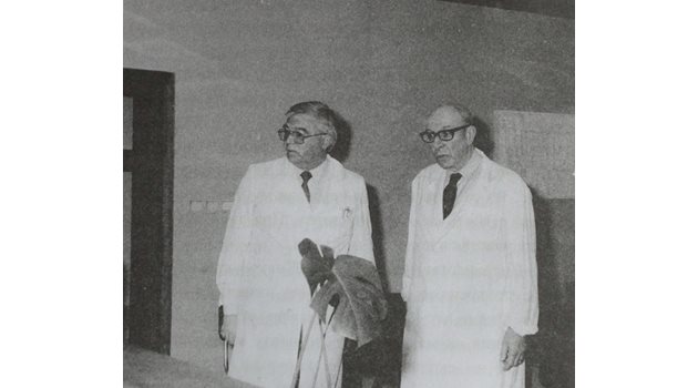 През януари 1990 г. американският професор Филдс (вдясно) посещава ВМА по повод консултация за здравословното състояние на Тодор Живков