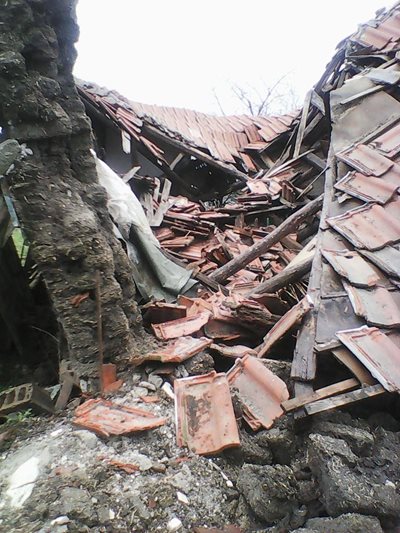 С тази снимка на част от рухналата къща на баба Станка Иванова кметът на общината Генчо Колев е илюстрирал своя призив за помощ във Фейсбук. СНИМКА: Архив