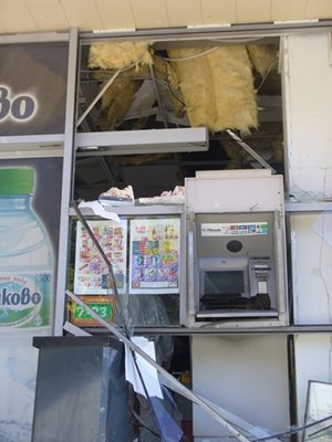 Според неофоциална информация, от взривения в Стара Загора банкомат липсват между 50 и 60 хиляди лева. Снимки ВАНЬО СТОИЛОВ