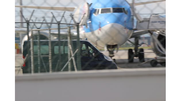 Арестуваната бизнесдама Маринела Арабаджиева кацна със самолет от Испания на летище София малко след 17:10 часа. Снимки 24 ЧАСА