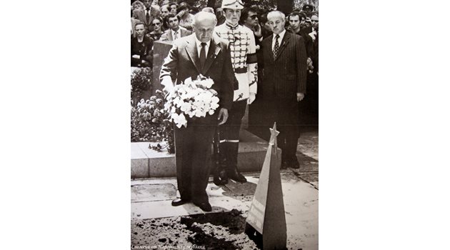 Погребението. Тодор Живкова слага букет цветя на гроба на дъщеря си Людмила.