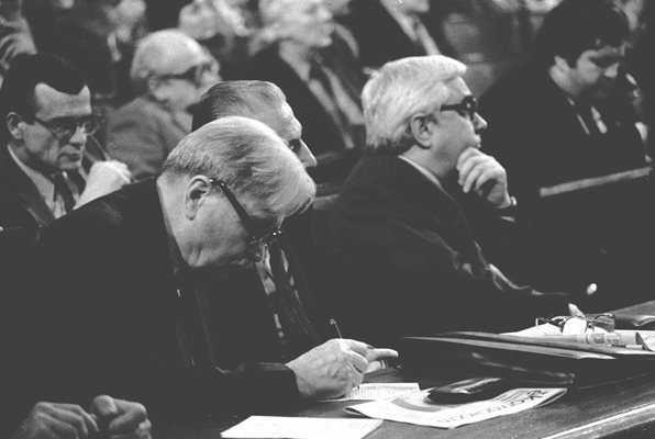 Андрей Луканов в парламента в началото на 1990-те - до него са Александър Лилов и Добри Джуров