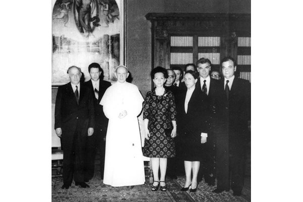1975 г. Делегация начело с Тодор Живков, в която е и дъщеря му Людмила, на посещение при папата.
