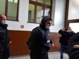 Любомир Петров пред съдебната зала.
Снимка: 24 часа