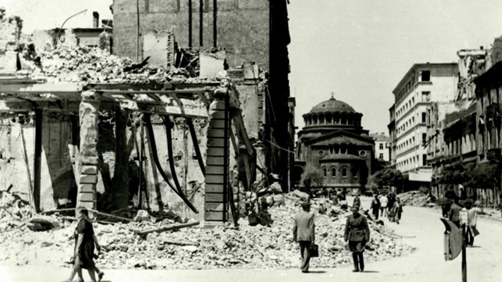 Разрушения в центъра на София от бомбардировките на Съюзниците.