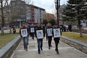 Майка с бебе спира танк на протестите “Искаме си имената!”