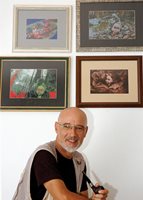 Неделиян Нешев сред част от фотосите от изложбата си "Дежавю".