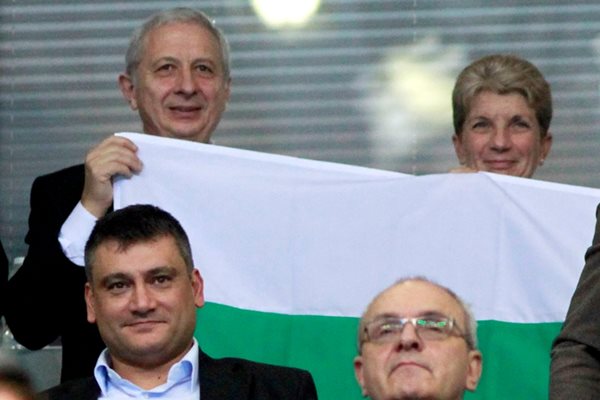 Министър-председателят Огнян Герджиков и спортният му министър Даниела Дашева развяваха трибагреника.