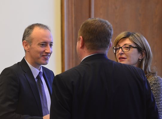 Министър Красимир Вълчев разговаря с вицепремиерите Екатерина Захариева и Красимир Каракачанов.
