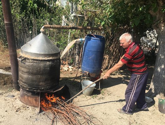 Бай Стоян сложи казана пред дома си, за да свари джибри от сливи