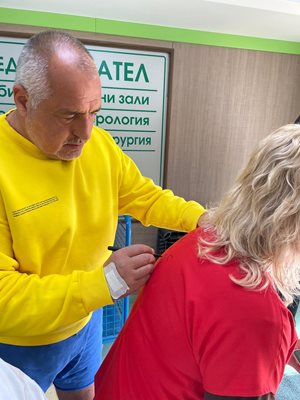 Борисов дава автограф на своя фенка в болницата. 