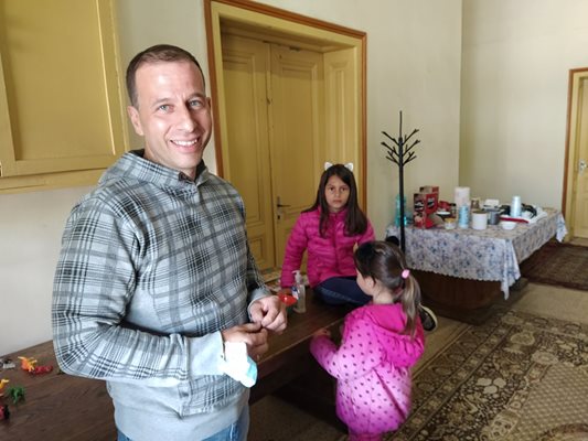 42-годишен мъж, представител на "Жътвари", е дошъл с дъщеря си и племенницата си на служба.