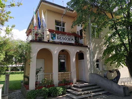 Втори ден в Белозем има масирано присъствие на разследващи във връзка с големия обир от дома на Стоян Какачоров.