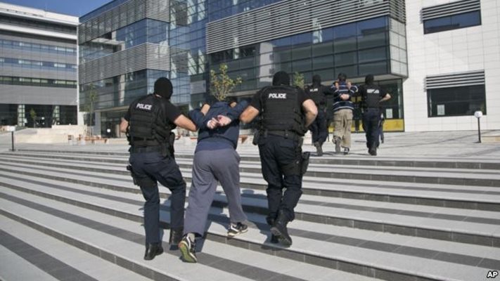 Полицията в Косово арестува заподозрени.