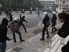 Гръцката полиция стреля със сълзотворен газ срещу демонстранти в центъра на Атина