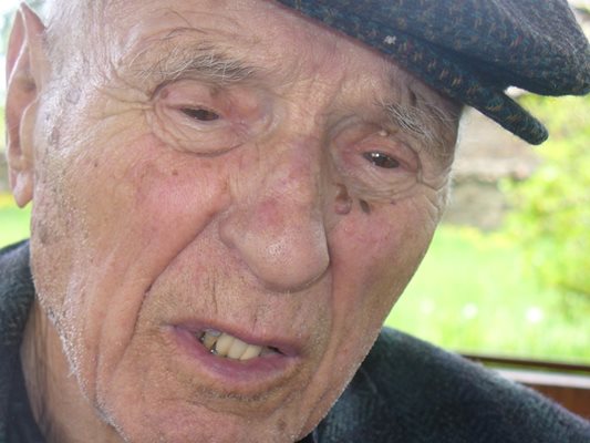 На 93 години Илия Карагонов не членува в партии, а в Съюза на независимите български писатели и доскоро пишеше книги.