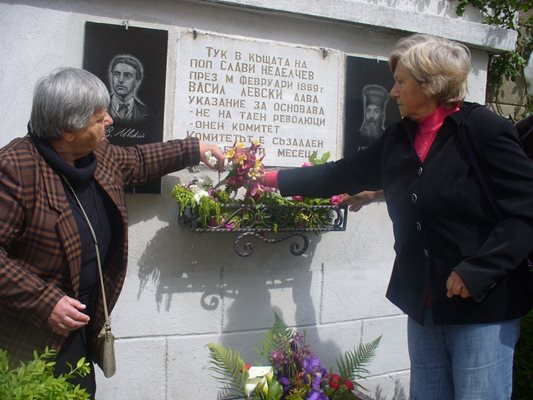 Жителите на Долно Сахране отрупаха паметната плоча за Васил Левски и поп Слави Неделчев с цветя.