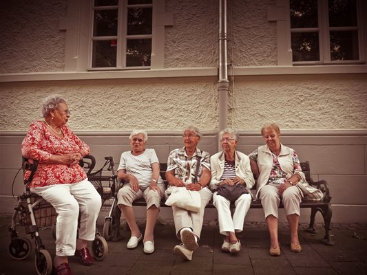 Възрастни хора от домовете Снимка: МТСП
