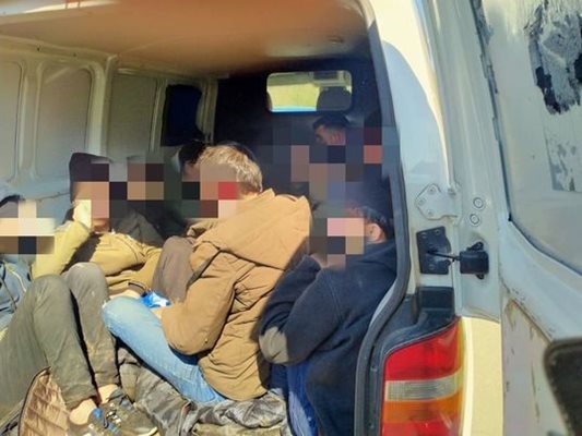 Задържаните сирийци, превозвани в бус, брандиран с логото на фирма за инкасо.