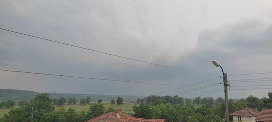 Гръмотевична буря приближава района на Кула, Грамада и Димово
Снимки: Meteo Balkan