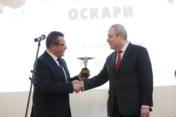Образователният министър проф. Сашо Пенов връчи на проф. Герджиков наградата " Бизнес Хонорис Кауза".