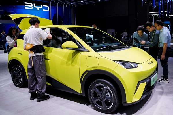 Китай завладява автомобилния свят, дава субсидии за всички видове коли