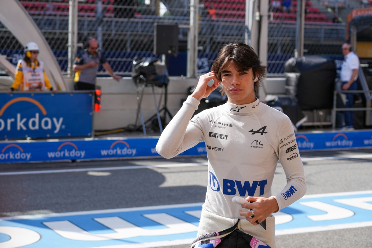 Никола Цолов е 15-и в състезание от Формула 3 в Барселона