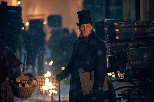 Гай Пиърс в ролята на скъперника Скрудж в екранизация на “Коледни песни" на Дикенс.  СНИМКИ: HBO България / FX  И АРХИВ