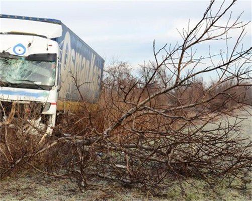 Обърнат ТИР задръсти движението за Велико Търново