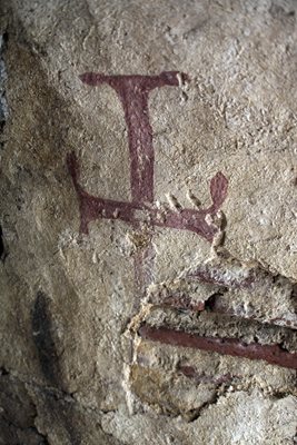 Червени християнски кръстове са изобразени по стените на гробницата.