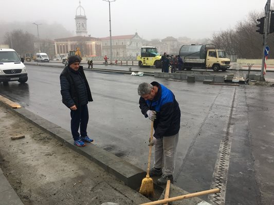 Метлата се оказа основно оръдие за строителите.