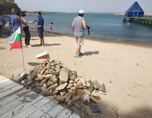 Дебаркирането на брега на Росенец миналото лято бе един от съществените политически “удари” на десницата.

СНИМКА: ЕЛЕНА ФОТЕВА

