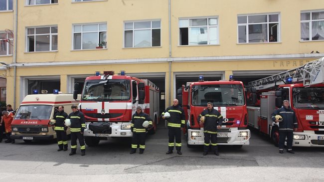 И пожарникарите в София уважиха с минута мълчание паметта на полицаите