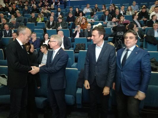 Премиерът акад. Денков поздравява кмета на Благоевград Методи Байкушев. СНИМКА: Тони Маскръчка