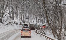 Десетки камиони и автобуси закъсаха на Подбалканския път заради снега