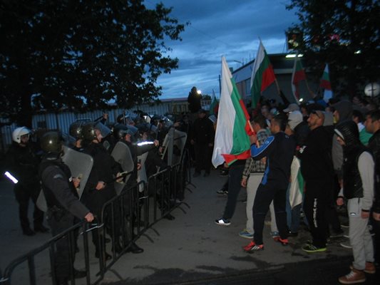 Протестиращи с национални знамена напират да пробият полицейския кордон, за да влязат в циганската махала “Кантона” в Раднево.