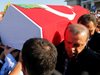 Ердоган избухна в сълзи на погребението на негов приятел, убит при опита за преврат