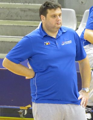 Стоев постигна високи резултати с "Томис" и през декември бе назначен начело на друг румънски тим - "Аркадия".