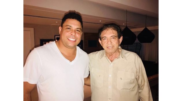 Бразилският футболист Роналдо се снима с Жоао.