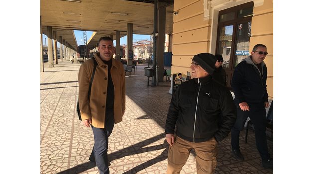 Окръжният прокурор Румен Попов /вляво/ и шефът на полицията Атанас Илков пристигнаха на място.