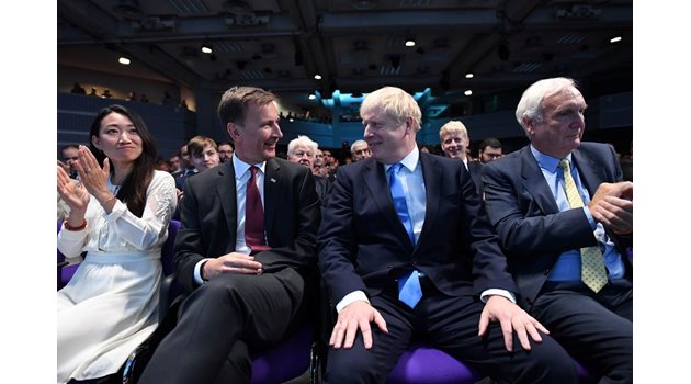 Джереми Хънт (вляво) поздравява новоизбрания премиер на Великобритания Борис Джонсън.