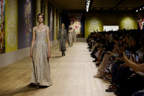 "Диор" направи фолклорен завой на Седмицата на висшата мода в Париж.
Снимки: Ройтерс