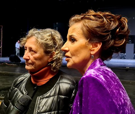 Нешка Робева и Илияна Раева говорят заедно след края на спектакъла за 70 години художествена гимнастика в България. 
СНИМКА: НАЙДЕН ТОДОРОВ